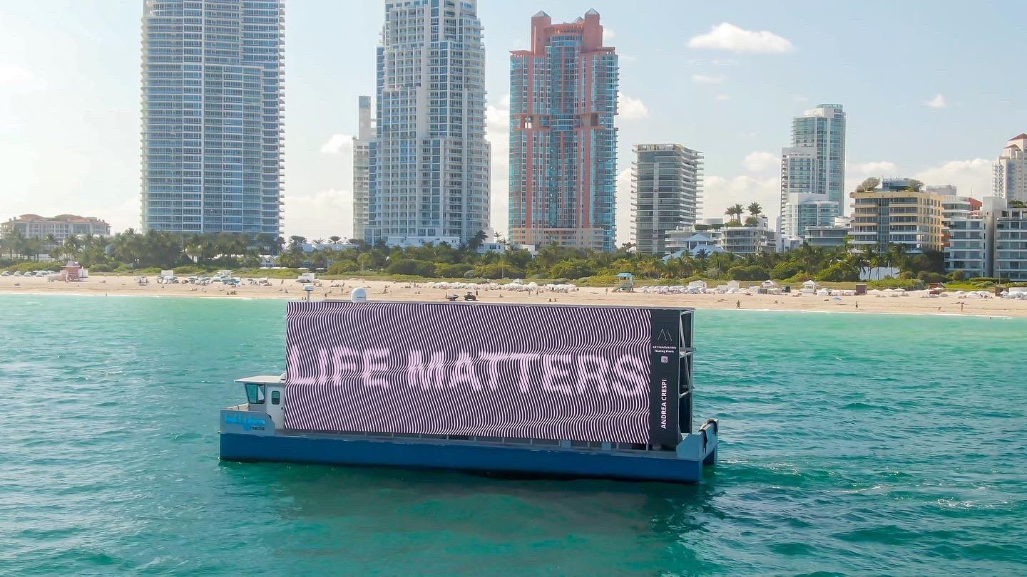 Un cartellone in mezzo all’oceano: l’ultimo NFT di Andrea Crespi galleggia durante la Miami Art Week