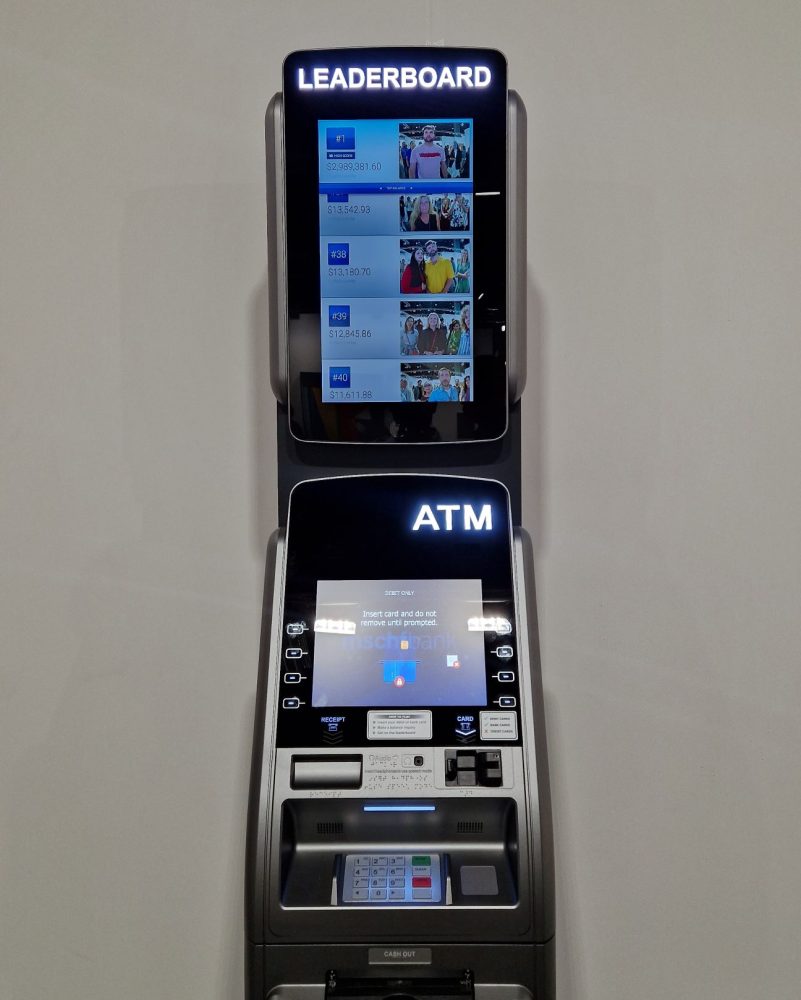 Il bancomat funzionante del collettivo MSCHF: come un videogioco vince chi ha più soldi sul conto