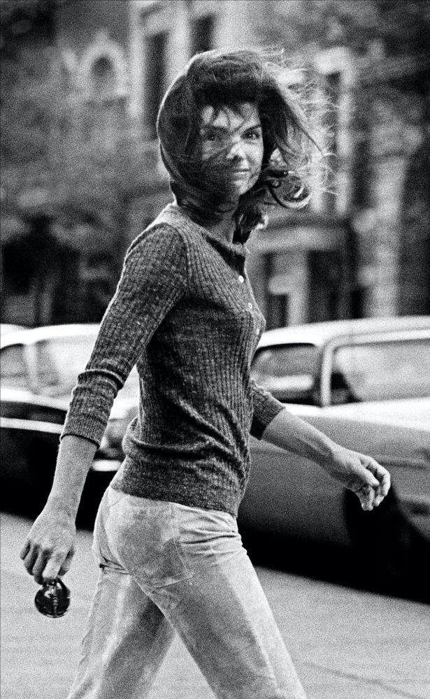 © Ron Galella, Ltd., 2022. Windblown Jackie. 7 ottobre 1971. Madison Avenue, New York City