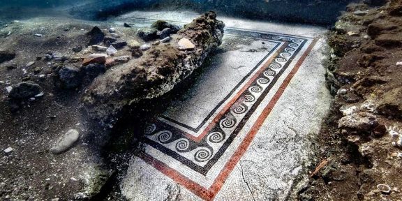 Il mosaico a onde del Parco Archeologico dei Campi Flegrei (foto Scabec)