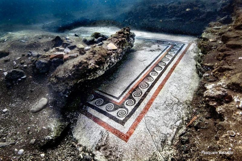 Il mosaico a onde del Parco Archeologico dei Campi Flegrei (foto Scabec)