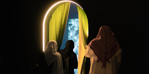 Visitatori della Misk Art Week, vetrina dell'arte in Arabia Saudita