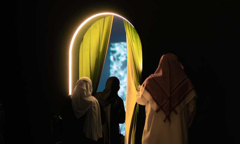 Visitatori della Misk Art Week, vetrina dell'arte in Arabia Saudita