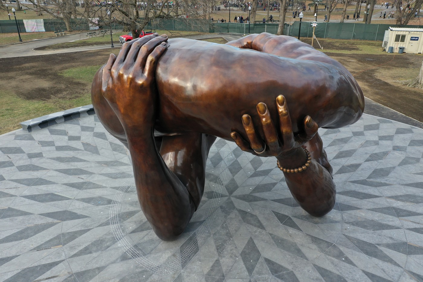 The Embrace, il controverso omaggio a Martin Luther King a Boston