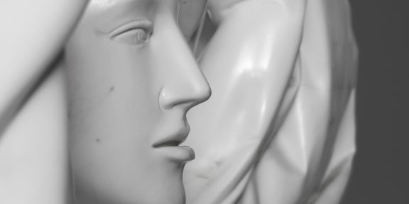 Giacomo Manzù: Busto di Inge, 1979, marmo di Carrara, 197 x 120 x 61 (particolare)