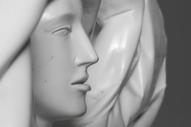 Giacomo Manzù: Busto di Inge, 1979, marmo di Carrara, 197 x 120 x 61 (particolare)