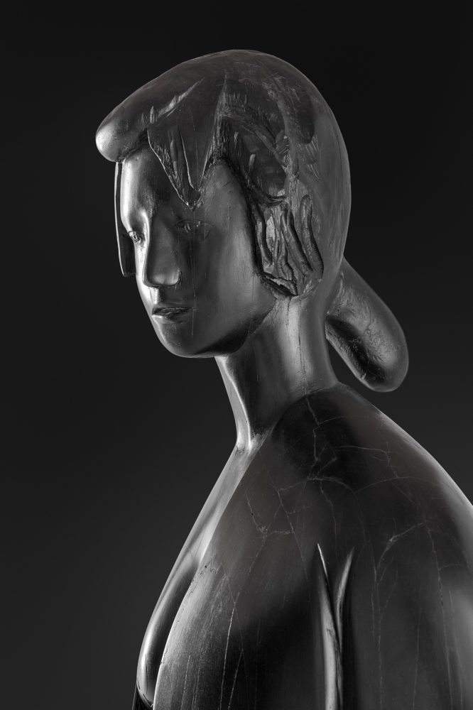 Giacomo Manzù: Donna che guarda, 1976, ebano, 252 x 88,5 x 87 cm (particolare)