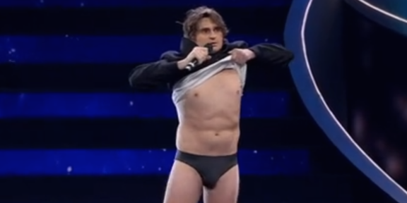 Il comico Angelo Duro si spoglia sul palco di Sanremo