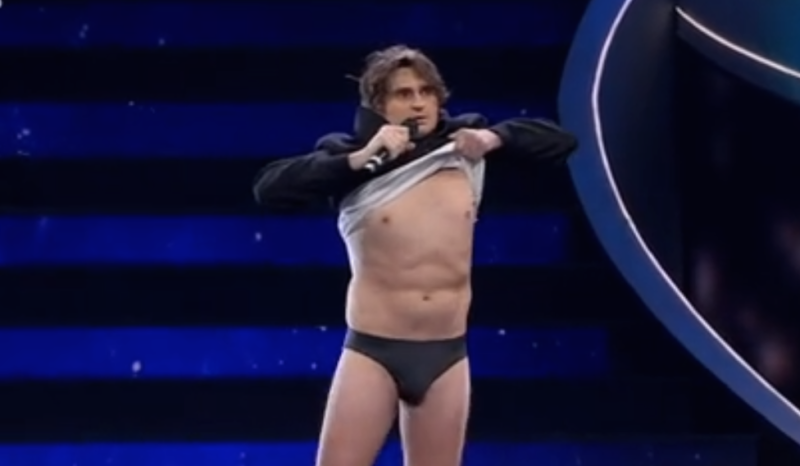 Il comico Angelo Duro si spoglia sul palco di Sanremo