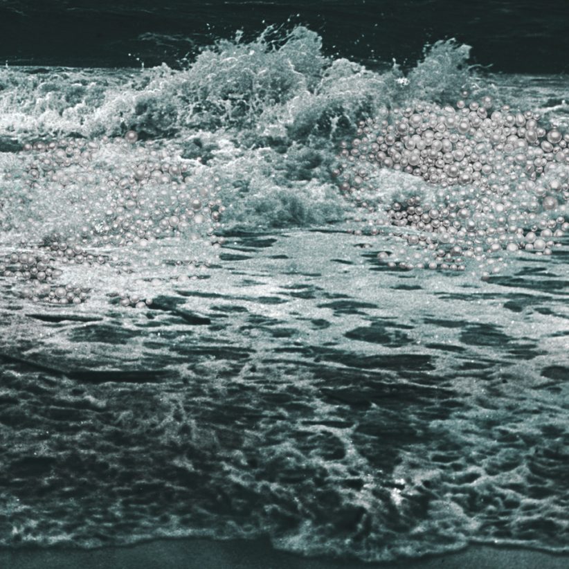 Ioanna Skelleraki, un'immagine dell'Oceano Indiano con perle australiane integrate che appaiono sulle onde che si infrangono