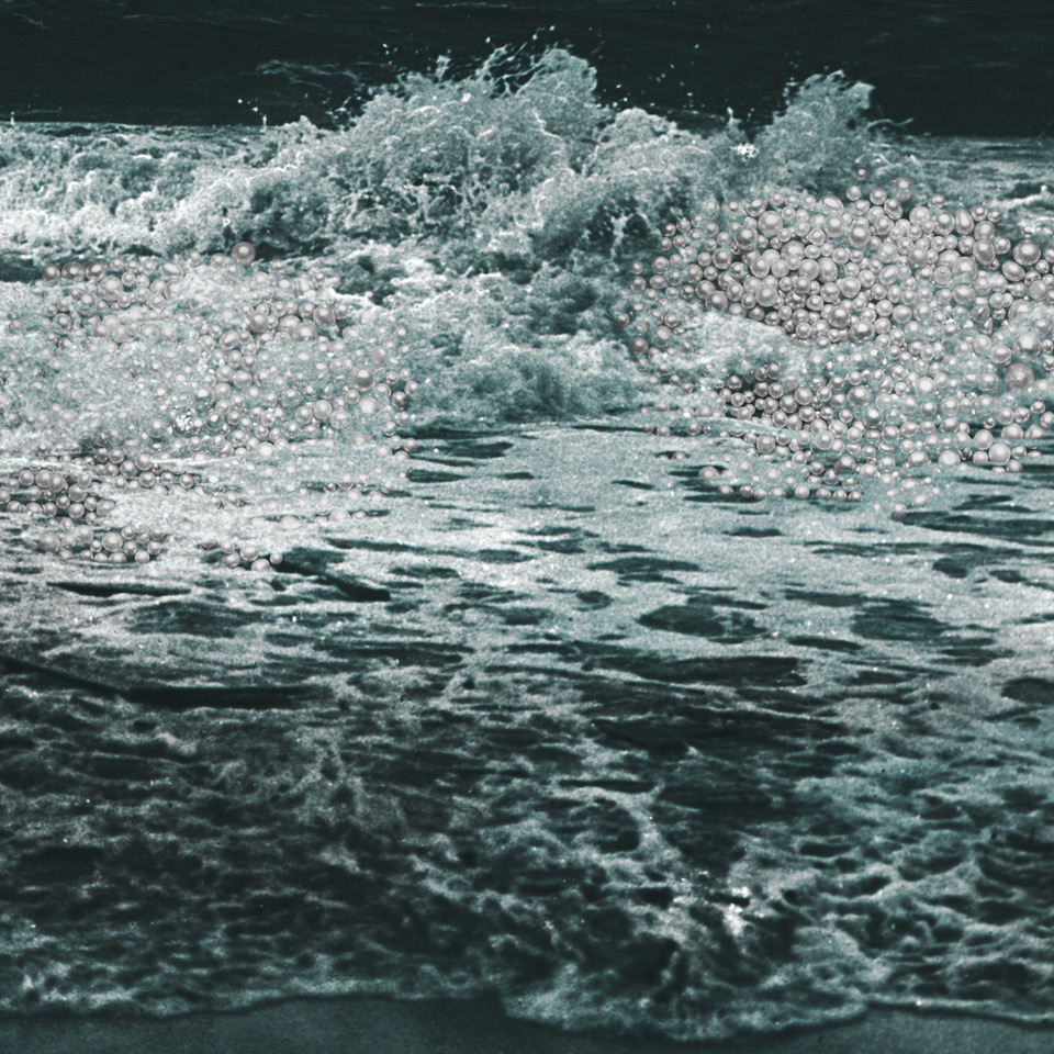 Ioanna Sakellaraki, un'immagine dell'Oceano Indiano con perle australiane integrate che appaiono sulle onde che si infrangono