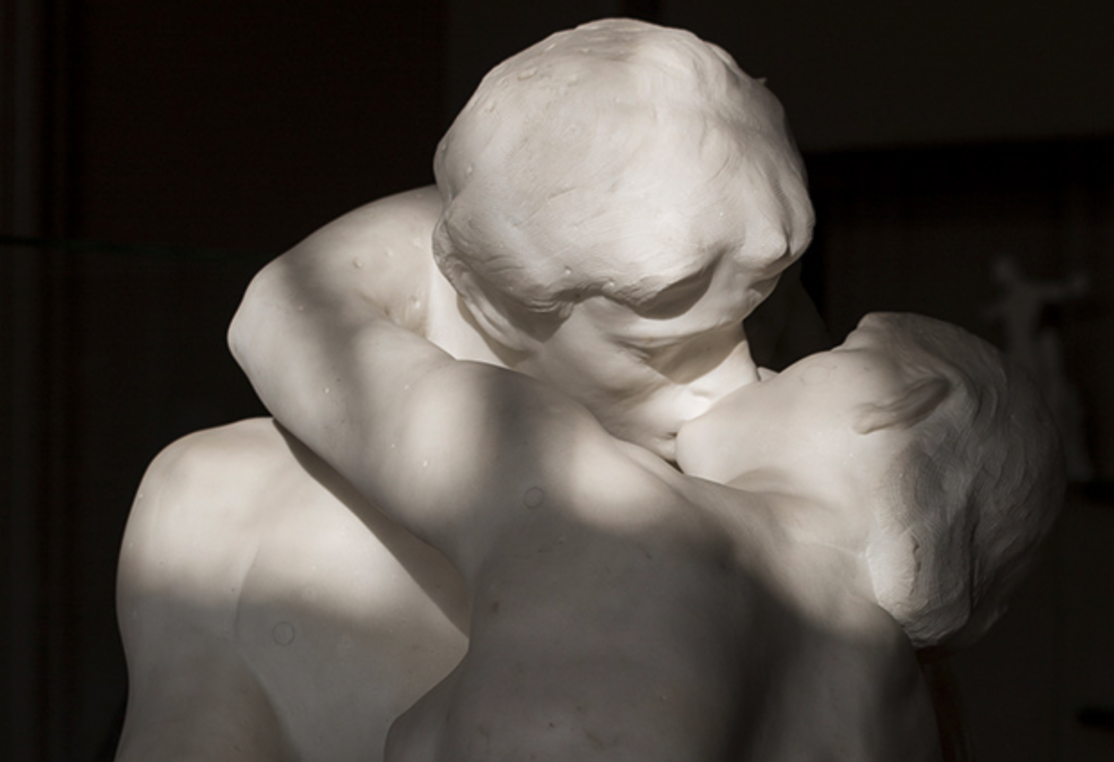 Alcuni dei più romantici baci della storia dell’arte tra pittura, scultura e fotografia