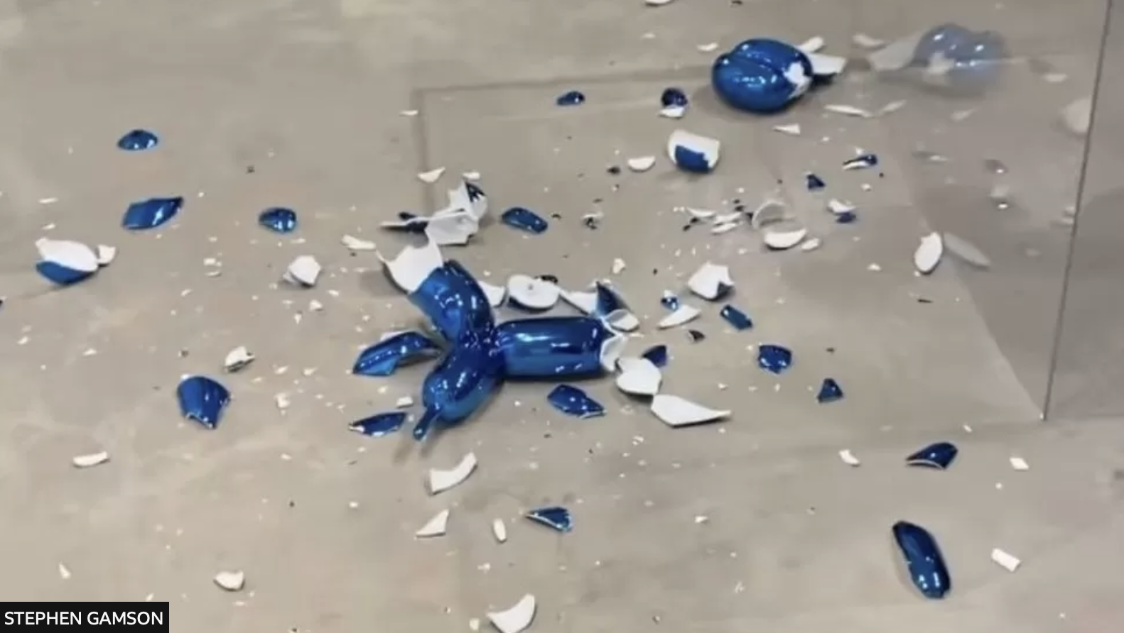 Miami. In frantumi la scultura “Balloon Dog” di Jeff Koons da 42 mila dollari
