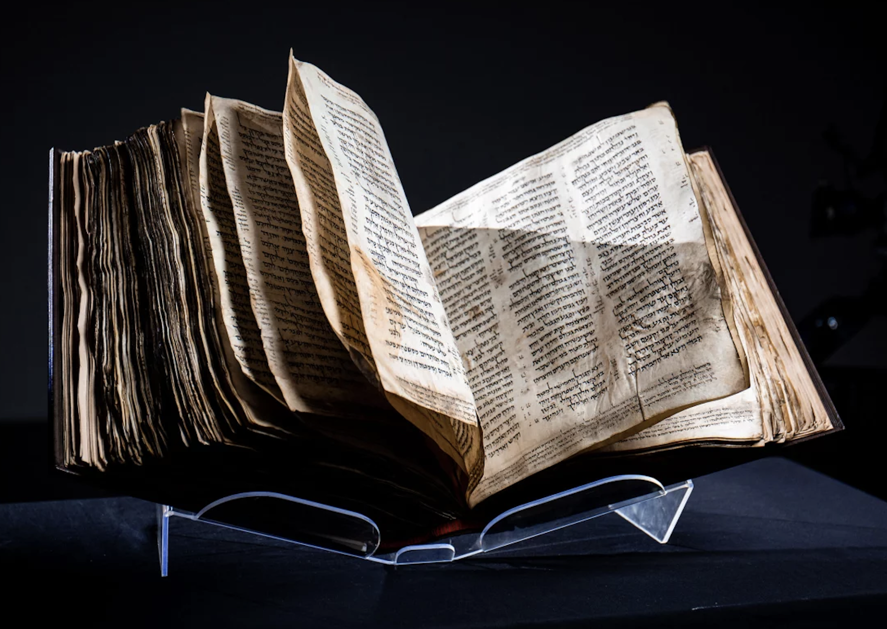 All’asta il Codex Sassoon, la più antica Bibbia ebraica. Sotheby’s la stima fino a 50 milioni di dollari