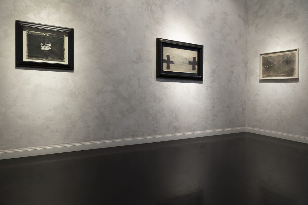 Antoni Tàpies, Segno Memoria Materia, 10 febbraio-31 marzo 2023, Galleria Gracis. Photo credit Fabio Mantegna