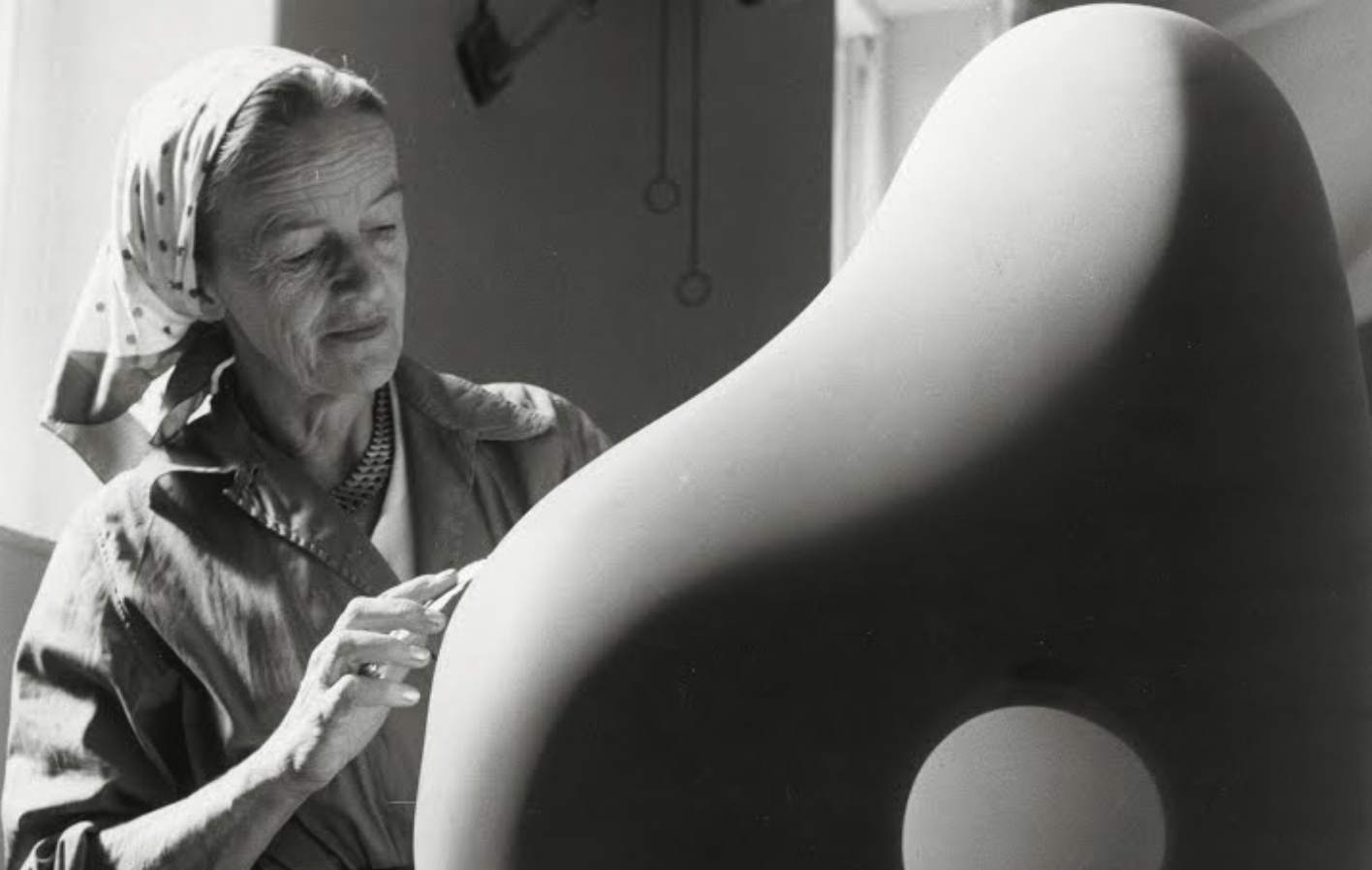 Barbara Hepworth, l’artista che ha introdotto il “buco” nella scultura inglese