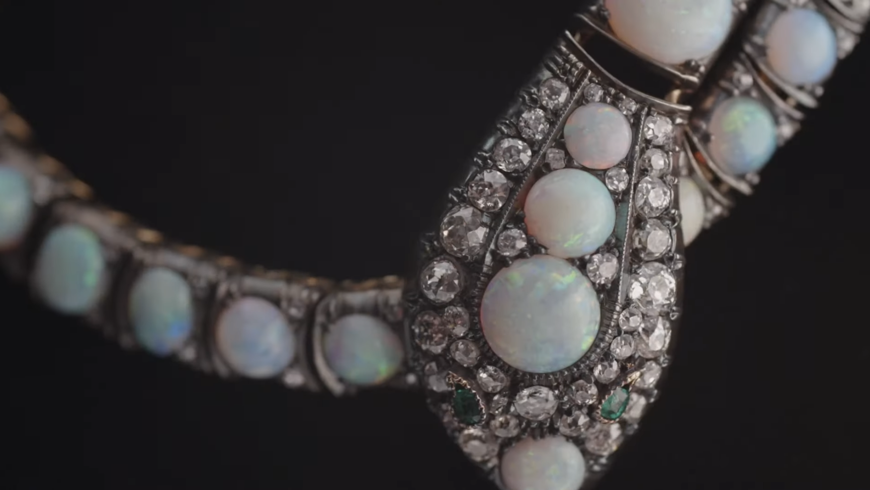 Una collana con opali, diamanti e smeraldi. All’asta un gioiello molto amato da Sarah Jessica Parker