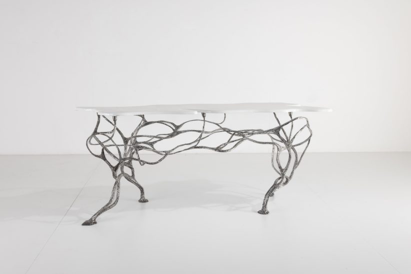 Tavolo di Anacleto Spazzapan. Struttura con piano in teak laccato e gambe modellate in acciaio inox. Prod. Italia, 1999 Largh. 200 - Prof. 70 - Alt. 80 cm