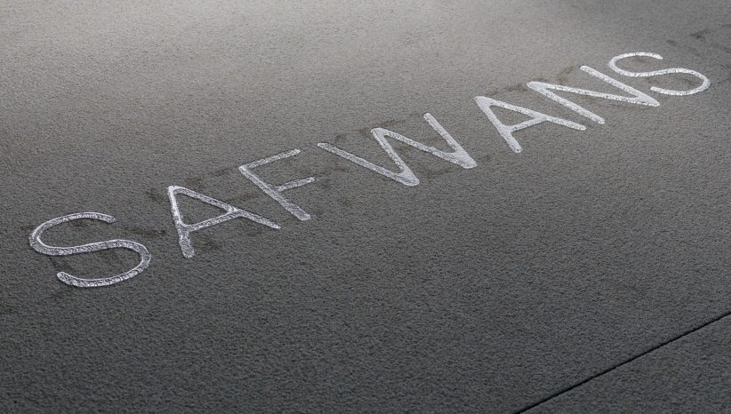 DORIS SALCEDO, PALINSESTO, 2013–2017 Attrezzature idrauliche, marmo macinato, resina, corindone, sabbia e acqua; Dimensioni variabili © l'artista. Foto: © Juan Fernando Castro