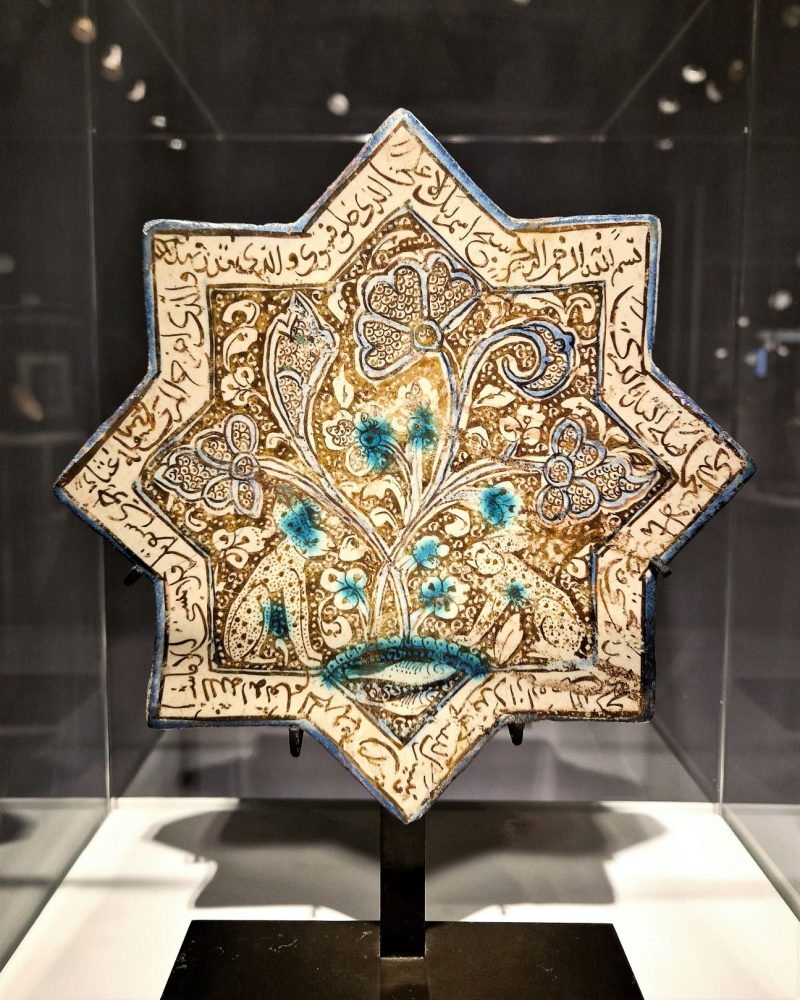 Lustred star tile eith two hares and pond, Iran, Kashan, Ilkhanid dynasty, Galerie Kevorkian - TEFAF 2023