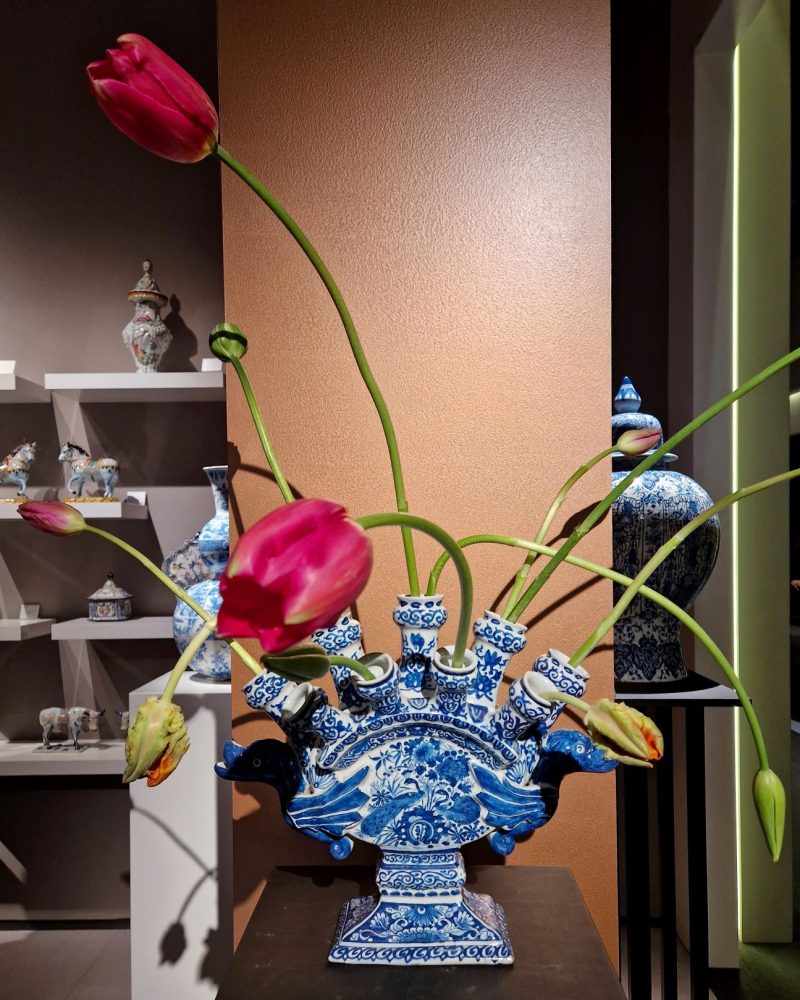 Porta tulipani, porcellana di Delft, Aronson - TEFAF 2023