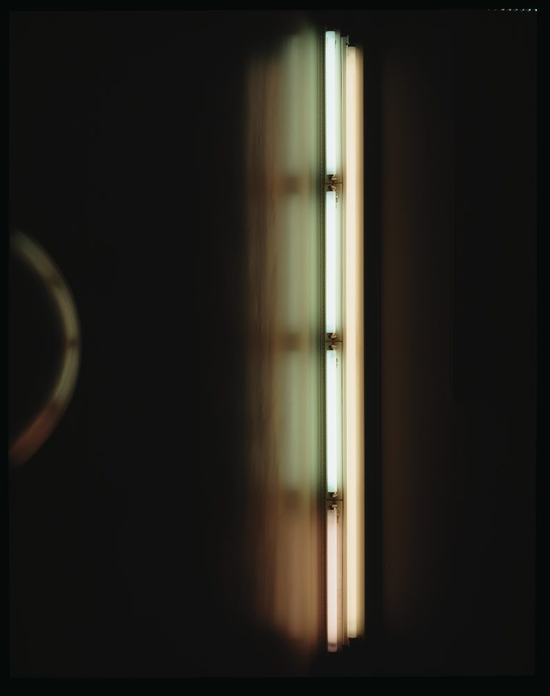DAN FLAVIN (Jamaica, New York 1933 - Riverhead, NY 1996) Unt itled (to Brad Gillaugh) 1970 luci fluorescenti (5 tubi fluorescenti: rosso, 3 luce fredda e rosa) Collezione Luigi e Peppino Agrati - Intesa Sanpaolo