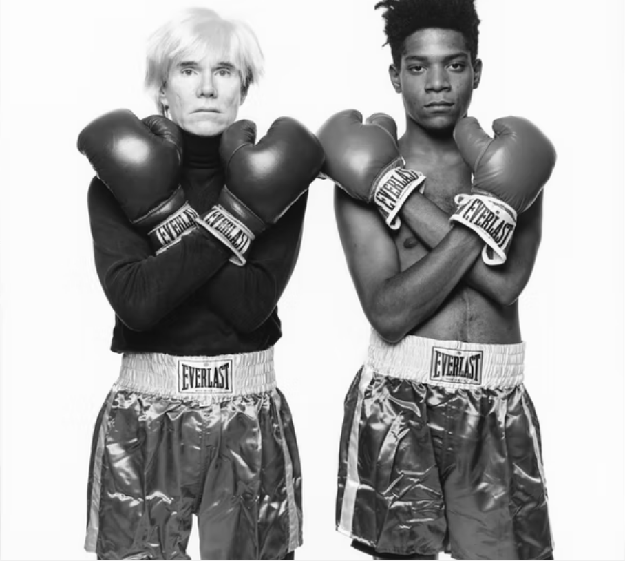 Michael Halsband, Andy Warhol e Jean-Michel Basquiat #143 New York City, 10 luglio 1985  Stampa ai sali d'argento, edizione 1/1, 2019-2023, 152,4 x 121,92 cm. Per gentile concessione dell'artista © Michael Halsband