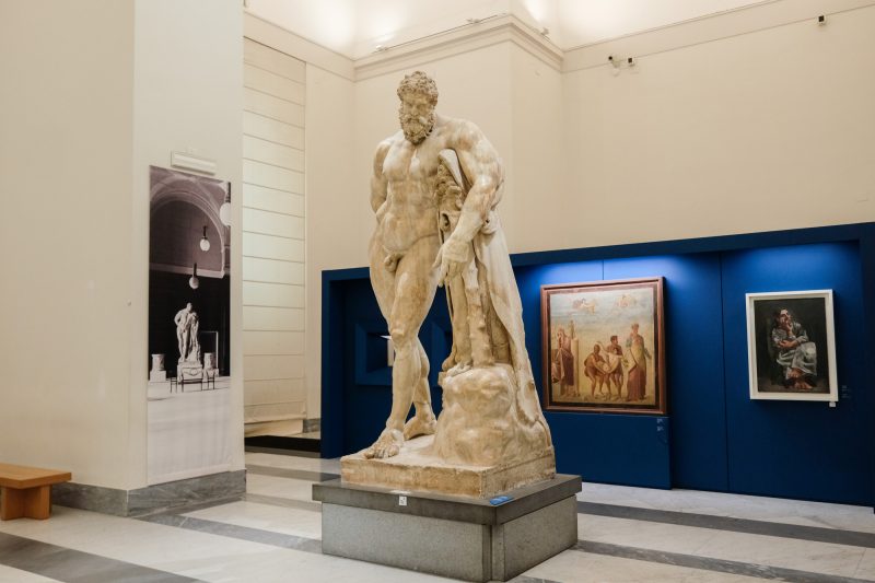 Ercole Farnese, Pablo Picasso Donna seduta, allestimento mostra Picasso e l'antico, credits MANN ph V. Cosentino_Succession Picasso by SIAE 2023