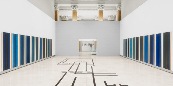 Irma Blank, Bleu Carnac (1992), Installazione dell’opera per la 17a Quadriennale di Roma, Palazzo delle Esposizioni (Courtesy Fondazione La Quadriennale di Roma, foto DSL Studio)