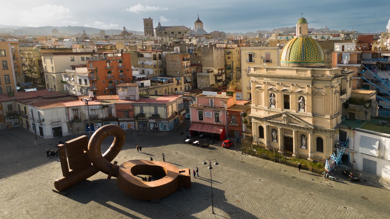 Grande arte o arte grande? La mastodontica scultura di Milot per Napoli