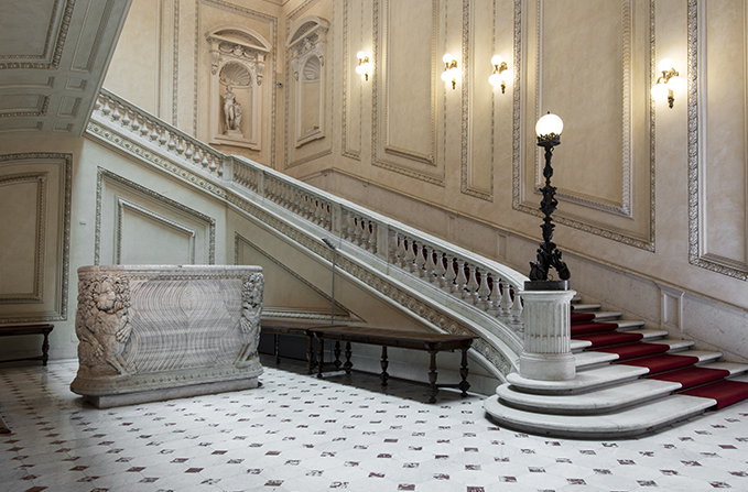 Lo scalone d'onore di Palazzo Koch, sede centrale della Banca d'Italia a Roma