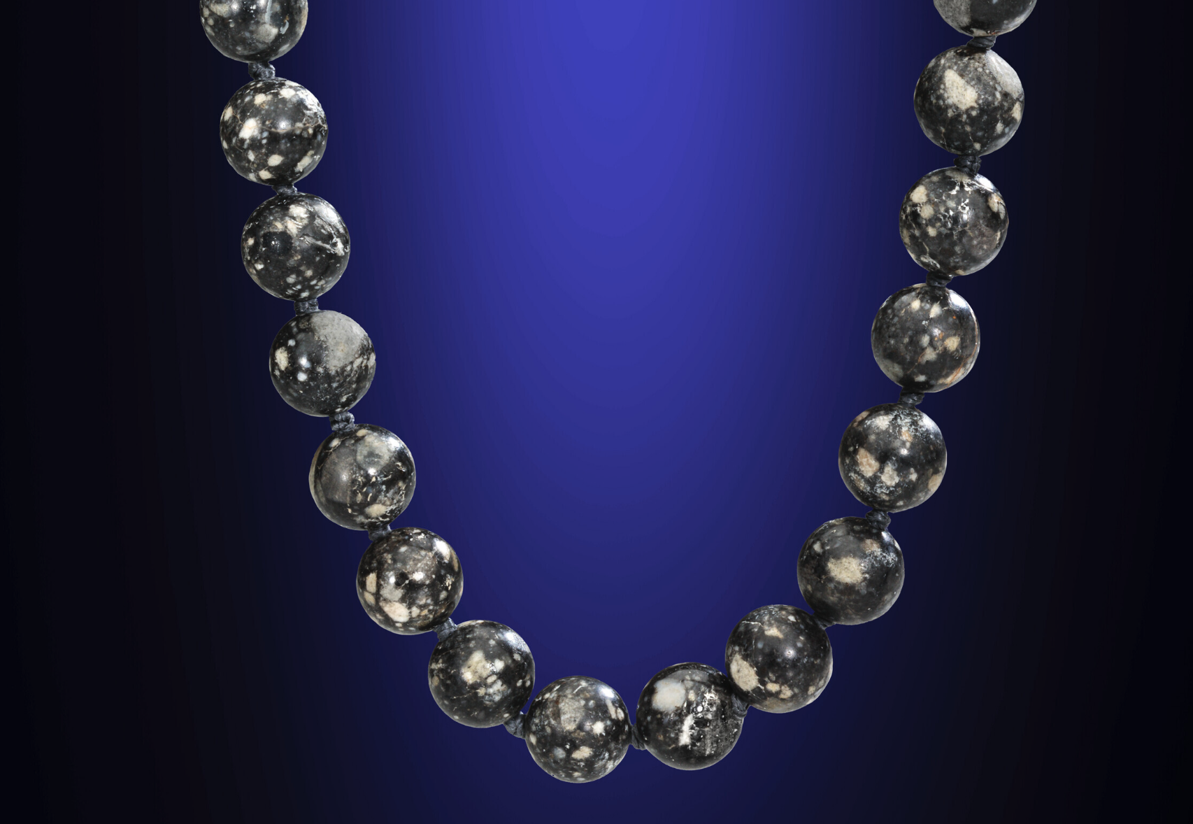 Oltre 200 mila dollari per la collana di perle di Luna