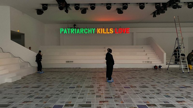 “Siamo tutte donne clitoridee”: cancelliamo il patriarcato con un neon…