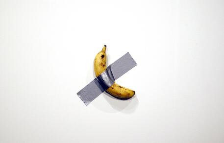 Un “affamato” studente d’arte si mangia la banana di Cattelan al Leeum Museum di Seoul