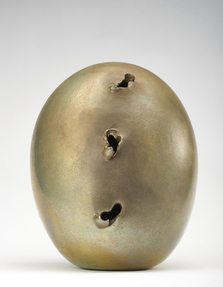 Lotto 97 Lucio Fontana, "Concetto spaziale" 1963-64, terracotta smaltata, lustrata e buchi, h cm 29,5; diam. cm 76,5. Firmato. Venduto € 453.600