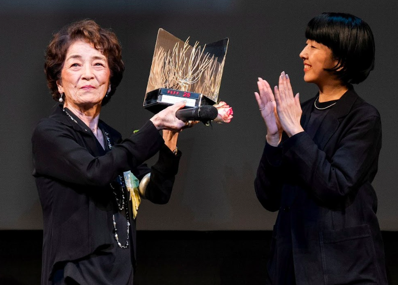 La protagonista di Plan 75 Chieko Baisho riceve il Gelso d'Oro alla carriera, insieme alla regista del film, Chie Hayakawa. Foto di Alice Durigatto