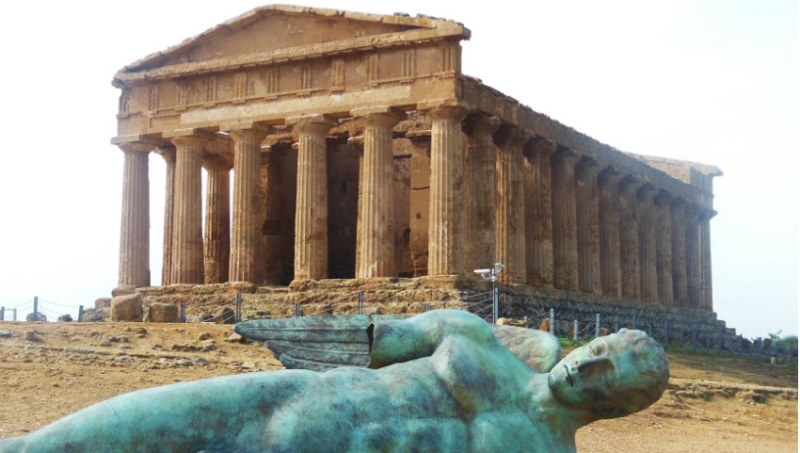 La scultura Icaro caduto, dell'artista Igor Mitoraj, installata ai piedi del Tempio della Concordia