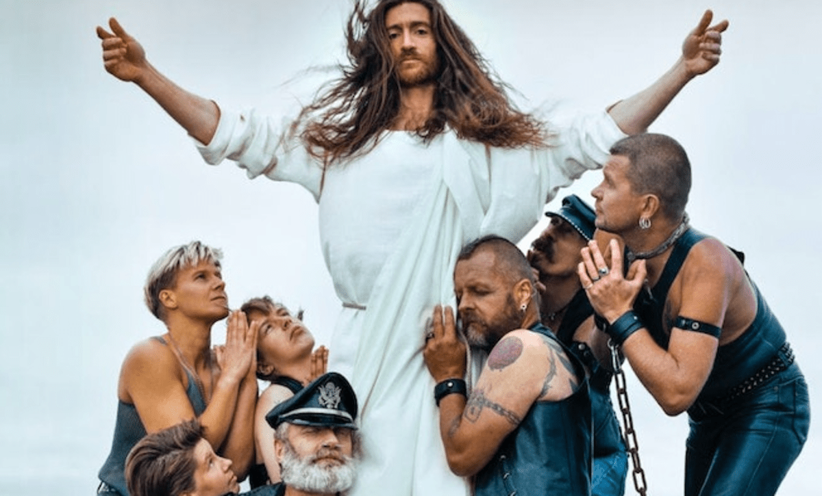 Gesù Cristo LGBTQI. Polemiche al Parlamento Europeo per la mostra di Elisabeth Ohlson