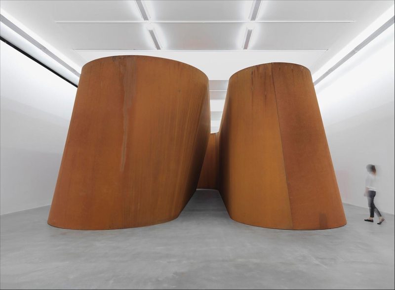 Un'installazione di Richard Serra nello spazio di Gagosian in Britannia Street a Londra