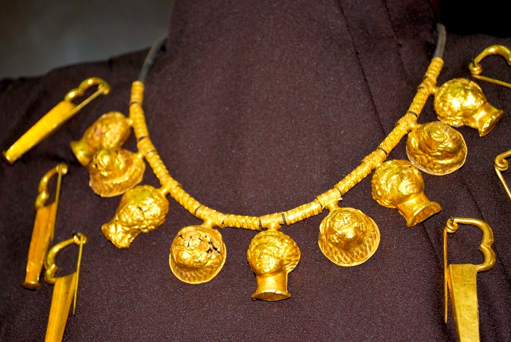 Una collana d'oro esposta nel museo di Roccagloriosa