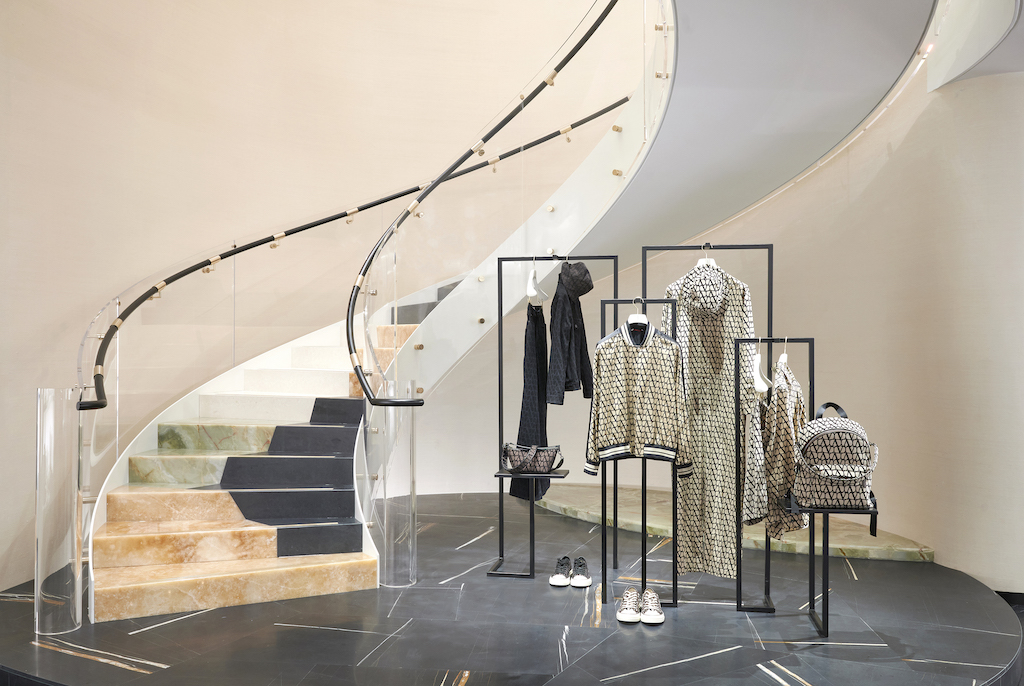 Maison Valentino ha inaugurato il nuovo store di Parigi