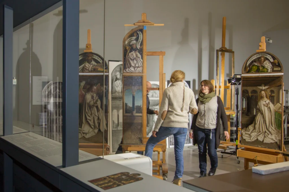 The restoration studio at the MSK during the first phase of the restoration of the Ghent Altarpiece. © Sint-Baafskathedraal, Art in Flanders vzw, photo: KIK IRPA Brussel