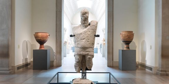 Il Manneddu esposto nella galleria greco-romana del The Met