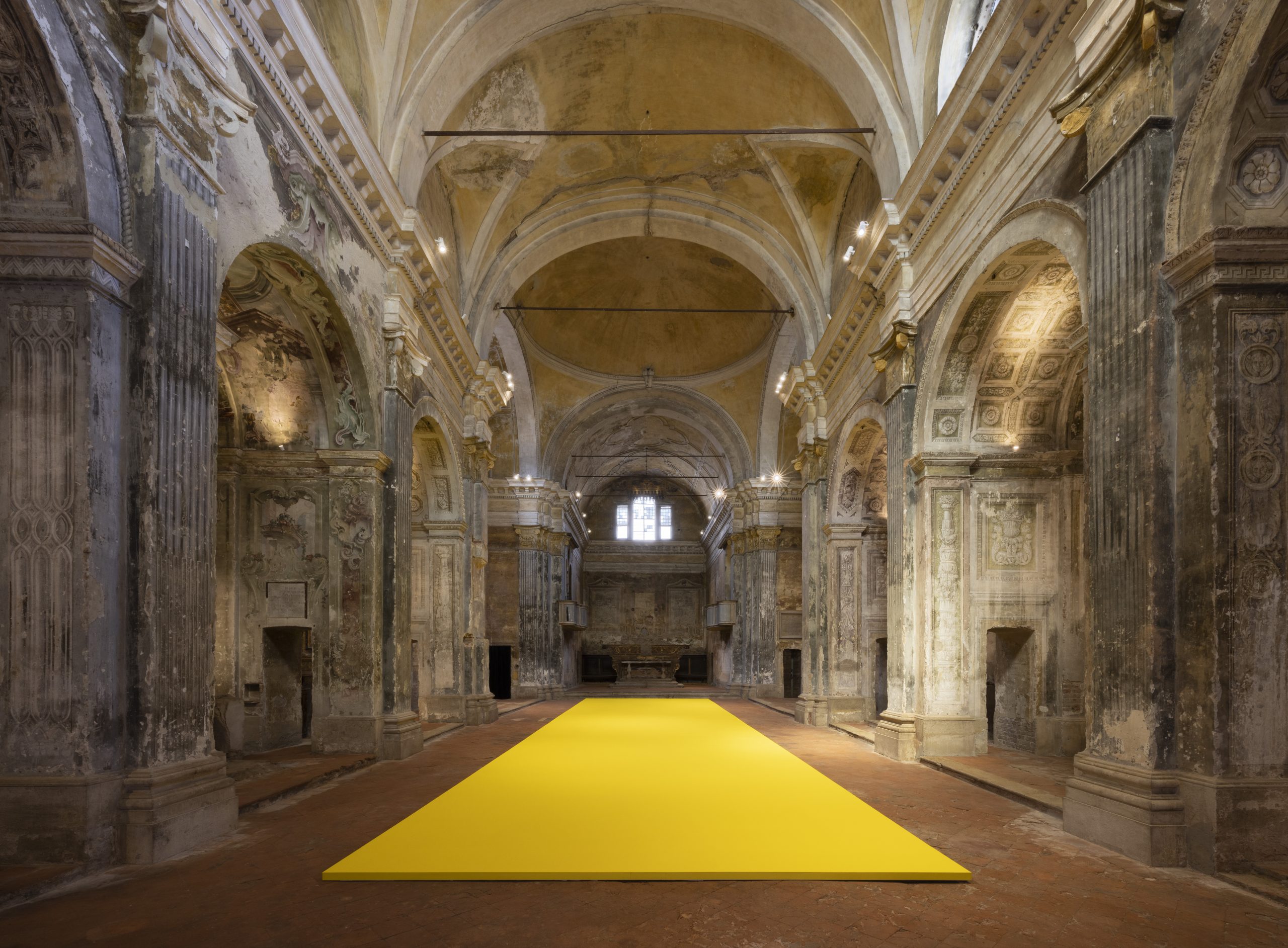 Olivier Mosset inonda di giallo il pavimento della chiesa sconsacrata di San Carlo a Cremona