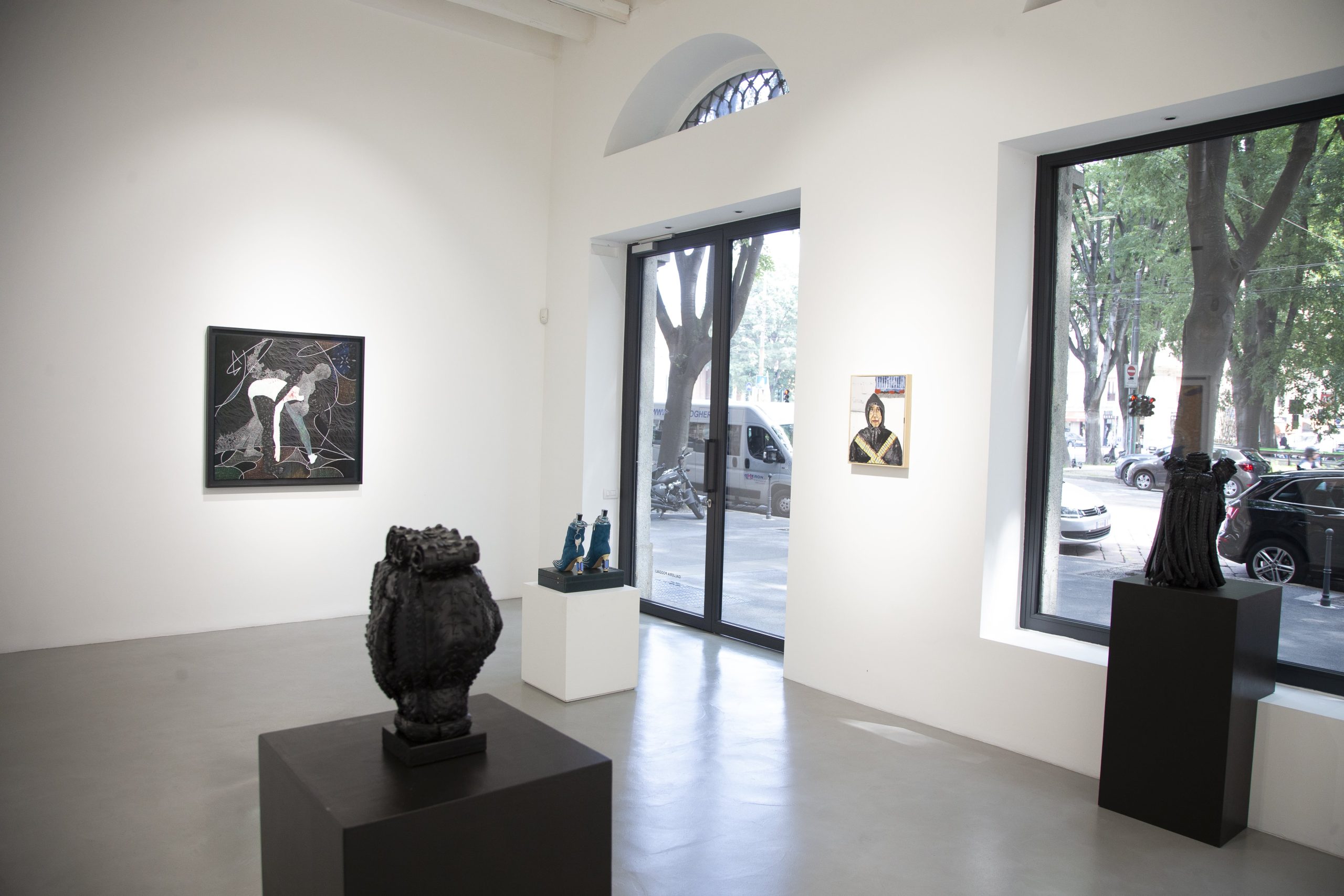 Perdere e ritrovarsi, a Milano: la collettiva pittorico-installativa alla Galleria Poggiali