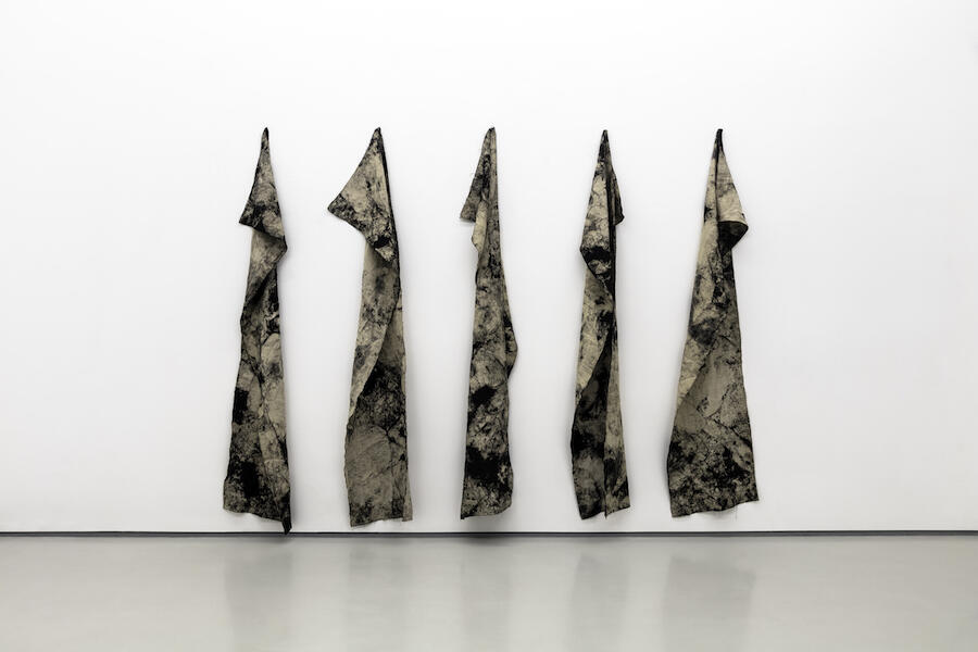 Fabian Knecht, Der Tod lässt sich nicht auswaschen (Death cannot be washed out), 2022, hemp fabric, burned tank pigments, each 192 x 48 cm. Courtesy of the artist and Alexander Levy. Photo: Marcus Schneider