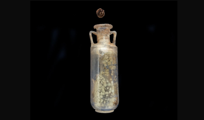 Il profumo usato dagli antichi romani trovato in questo vasetto di cristallo (foto J M Romàn)