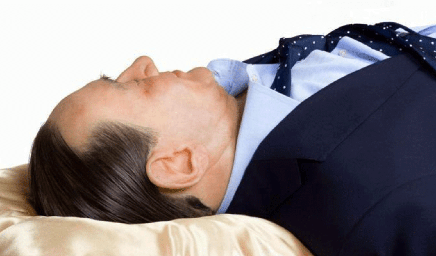 Оторванная голова близкого во сне. Берлускони шуточная картинка мёртвого Берлускони в гробу. Приснился спящий мужчина