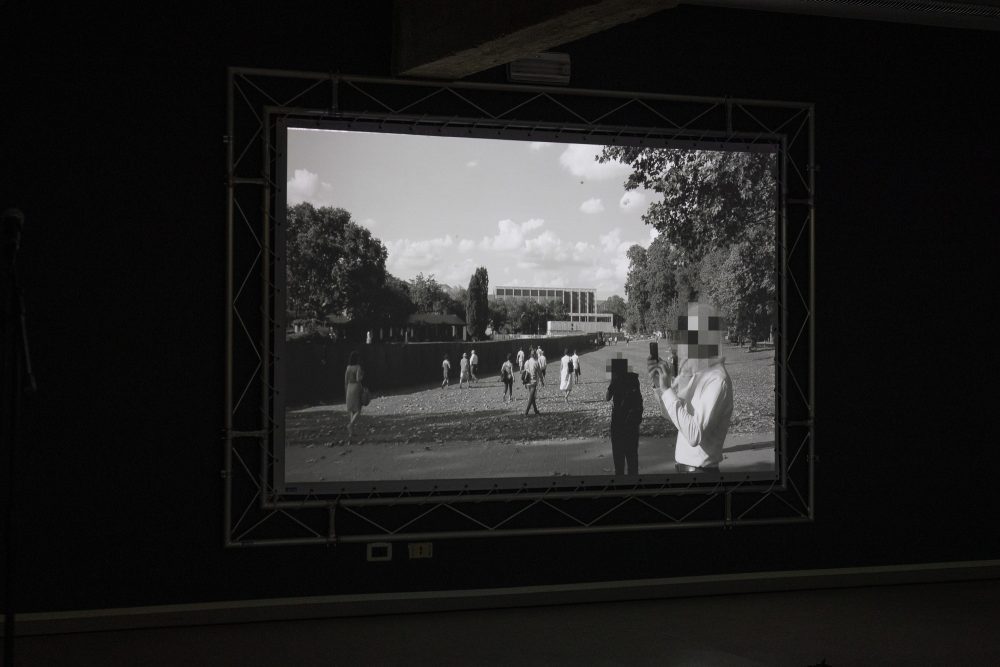 Santiago Sierra. Veduta della proiezione del video 333 M durante Ecologia (A)sociale, 2023. Foto Valerio Muscella