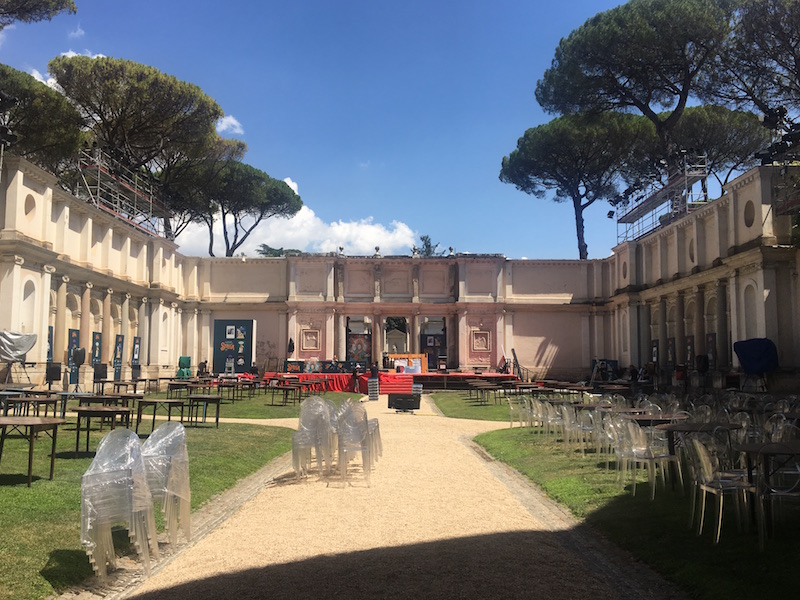 Allestimento della serata del Premio Strega 2023 nel giardino di Villa Giulia